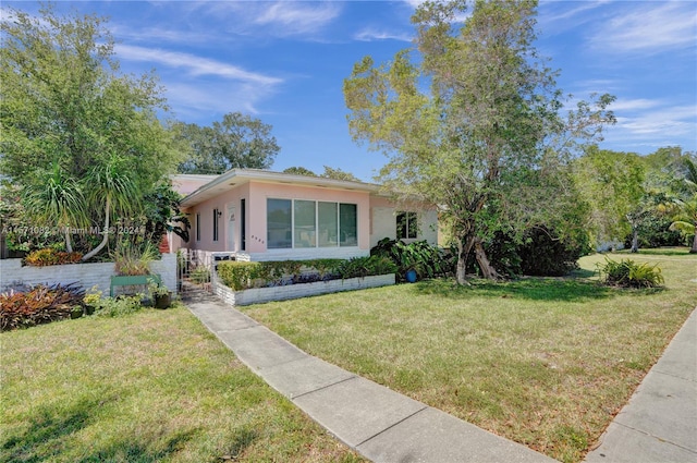 view of front of property featuring a front yard