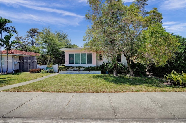 view of front of house with a front yard