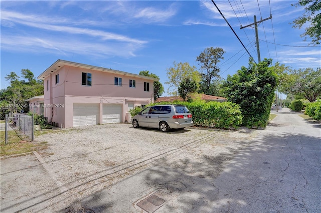 view of front facade featuring a garage