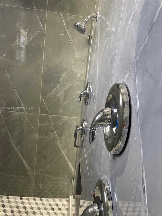 details with a tile shower