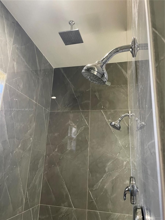 details featuring a tile shower