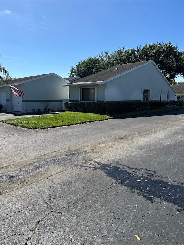 view of front of property featuring a front yard