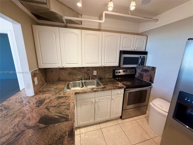 full bathroom featuring tile patterned floors, shower / bath combo, vanity, and toilet