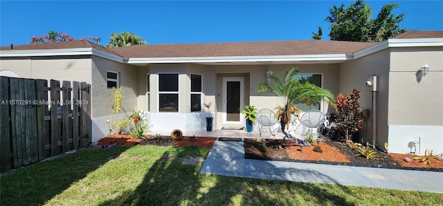 view of front facade with a front yard