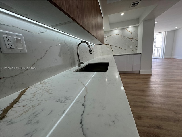 interior details with wood-type flooring and sink