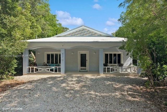 view of front of property featuring a patio area