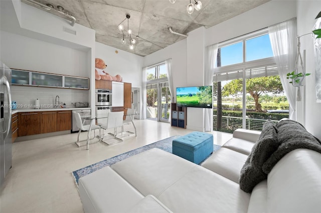 living room featuring an inviting chandelier and sink