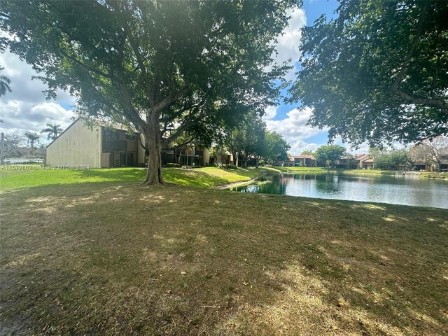 view of yard featuring a water view