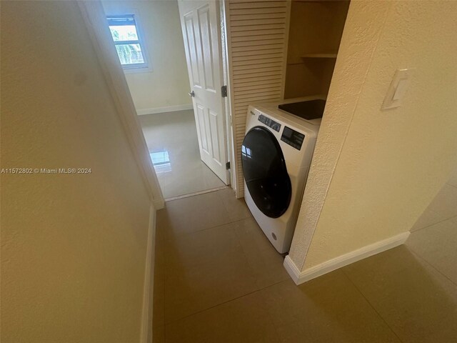 laundry room featuring light tile patterned floors and washer / dryer