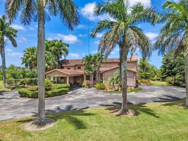 view of front facade featuring a front lawn