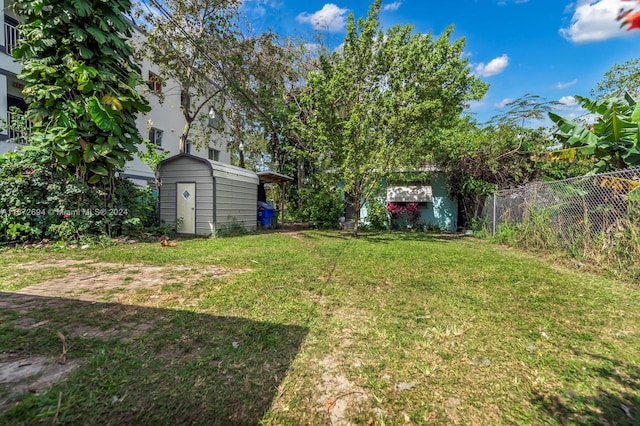 view of yard featuring a storage shed