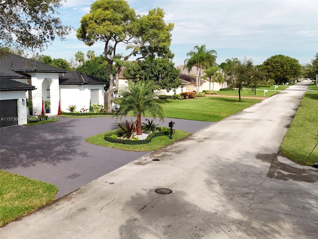 view of front of house featuring a front lawn