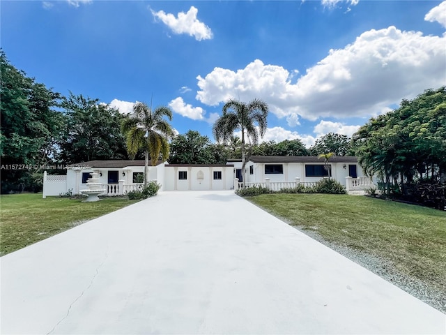 manufactured / mobile home featuring a front yard