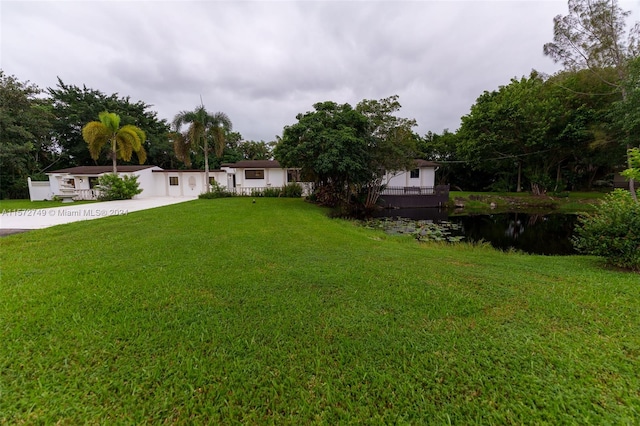 view of yard featuring a water view