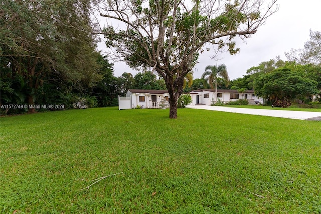 view of front of home featuring a front yard