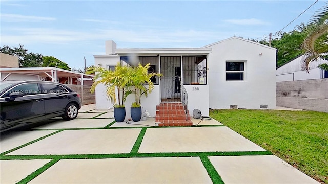 view of front facade featuring a front lawn