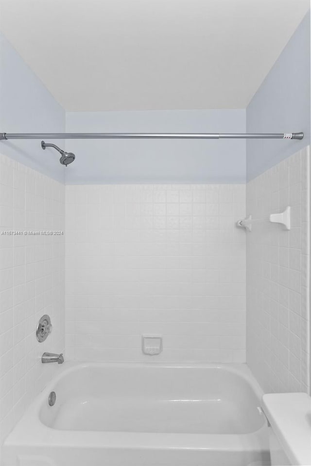 bathroom with tiled shower / bath