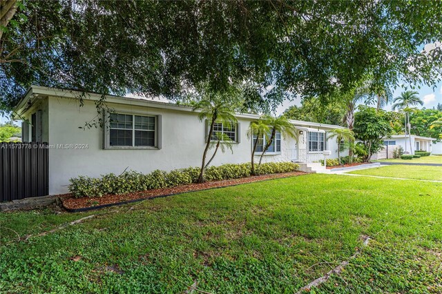 single story home featuring a front yard