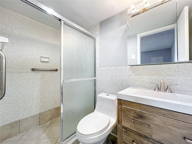 bathroom with tile walls, a shower with door, toilet, vanity, and backsplash