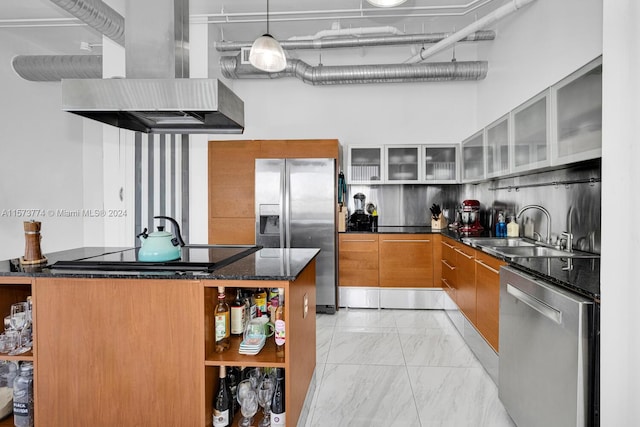 kitchen with appliances with stainless steel finishes, light tile floors, a kitchen island, sink, and island exhaust hood