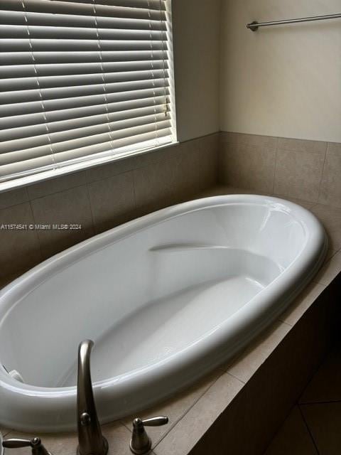 bathroom featuring tiled tub