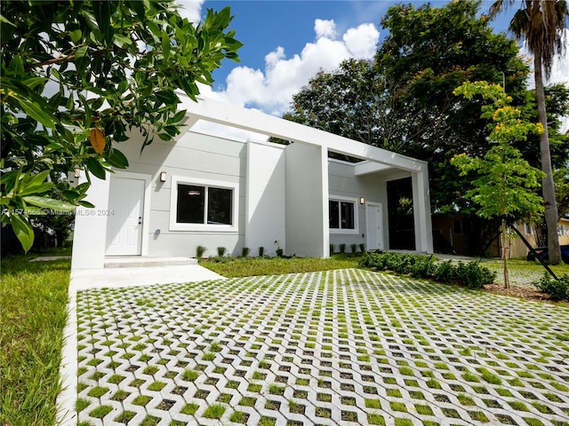 view of front of home featuring a front yard