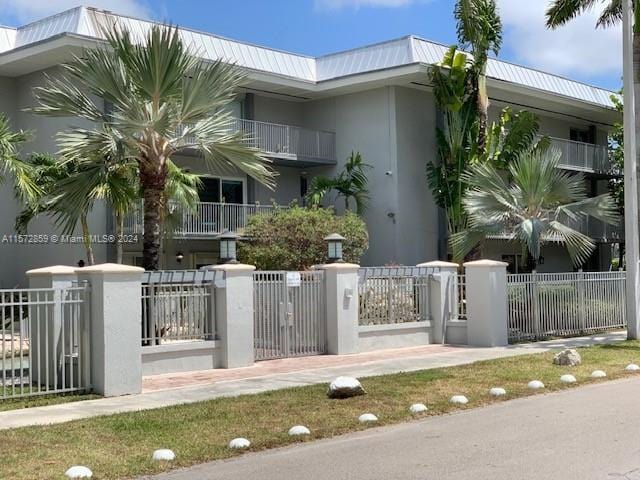 view of front of property featuring a balcony