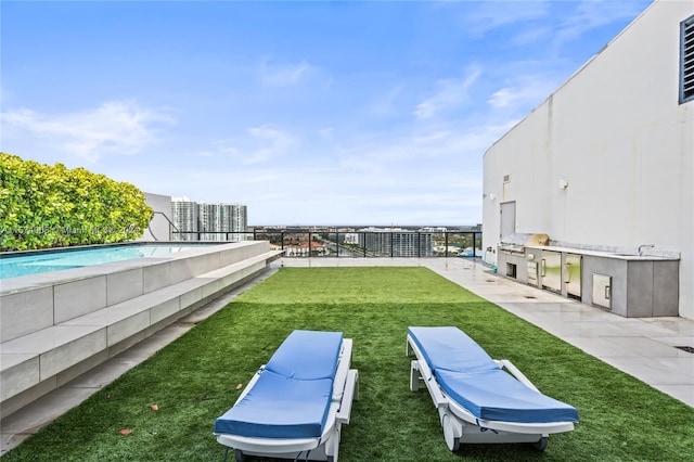 view of yard featuring a pool