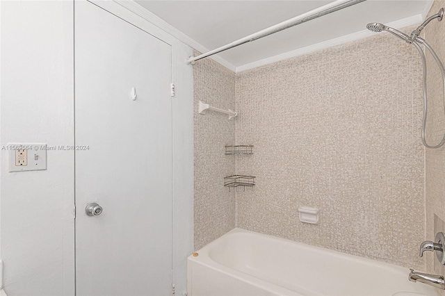 bathroom with tiled shower / bath combo