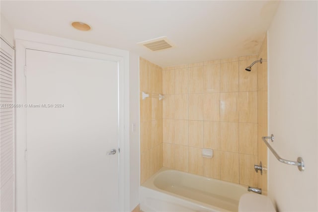 bathroom with tiled shower / bath combo