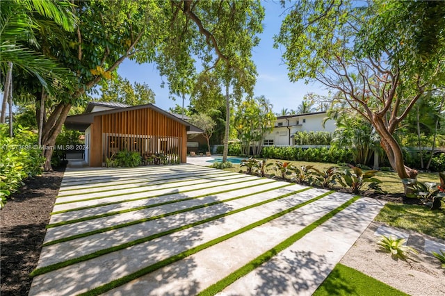 view of yard featuring an outdoor structure and a garage