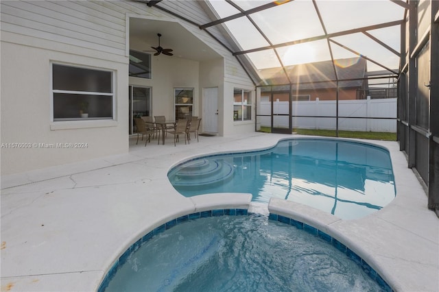 view of swimming pool with a lanai, a patio area, an in ground hot tub, and ceiling fan