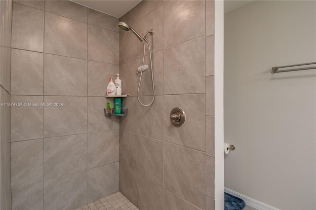 bathroom featuring a tile shower