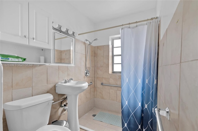 bathroom featuring a shower with shower curtain, toilet, and tile walls