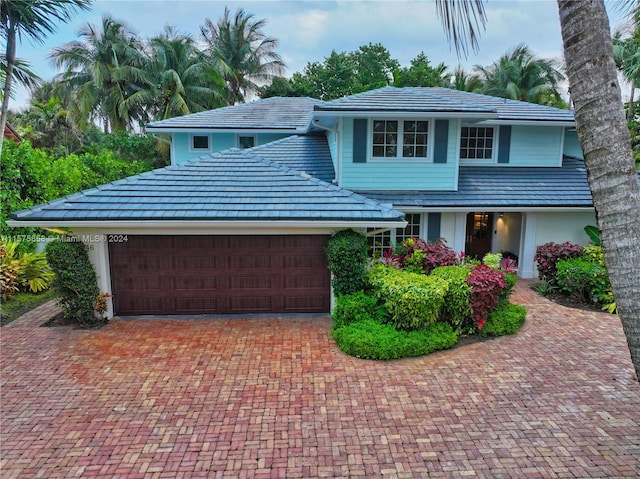 view of front property featuring a garage