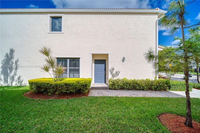 view of front of property featuring a front lawn