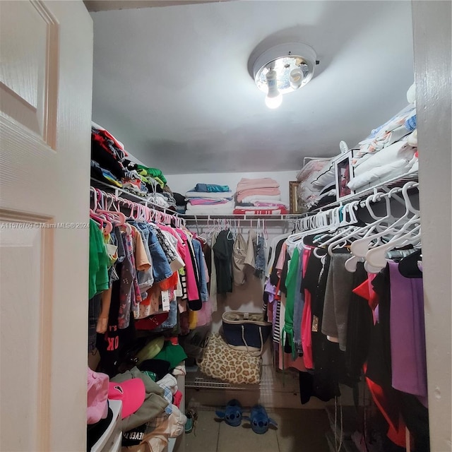 walk in closet with tile flooring