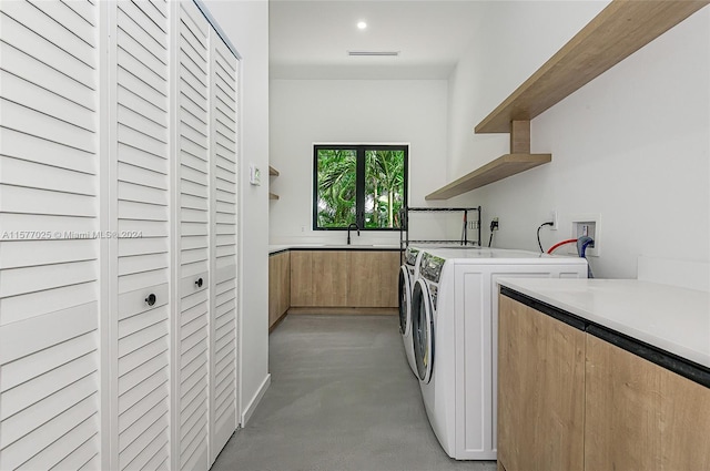 clothes washing area with electric dryer hookup, hookup for a washing machine, and washing machine and clothes dryer