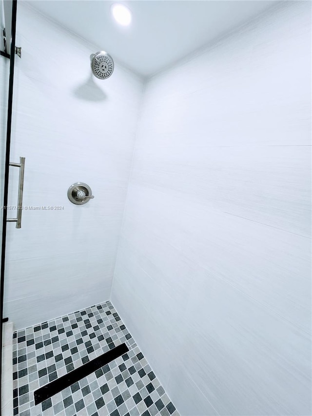 bathroom featuring a tile shower