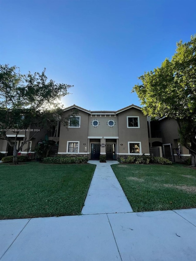 view of front of home featuring a front lawn