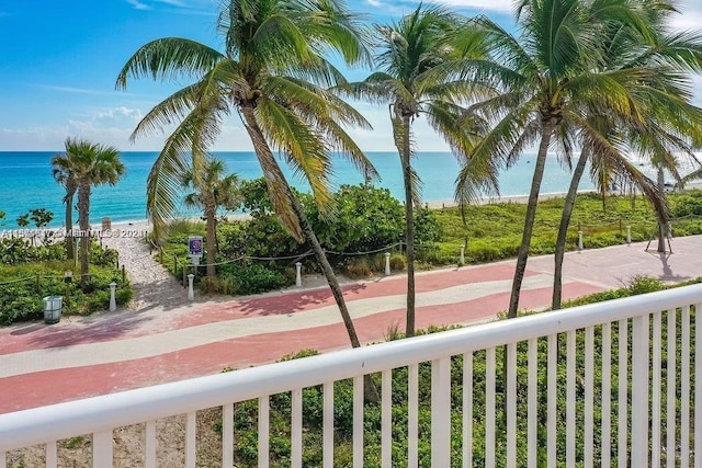 view of yard featuring a water view