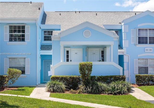 view of front of house featuring a front lawn