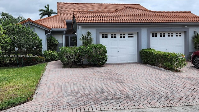 view of front facade featuring a garage