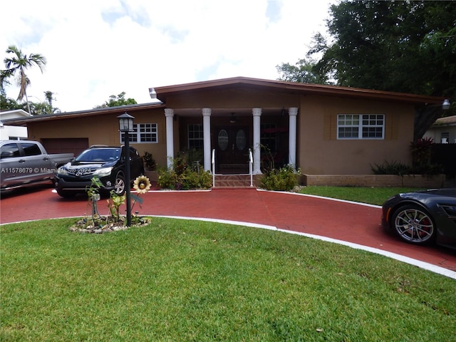 single story home with a front lawn