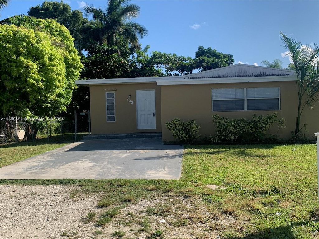 view of front of home featuring a front yard