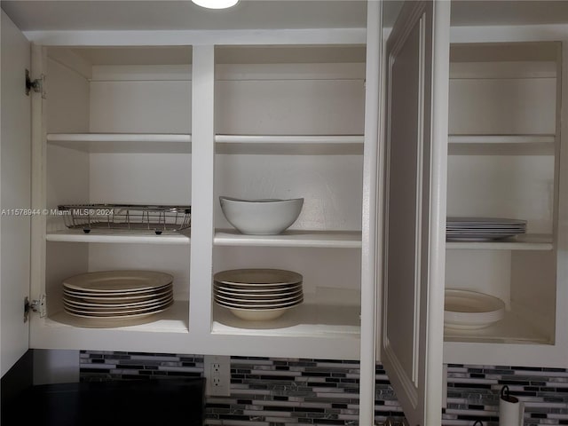 room details featuring decorative backsplash