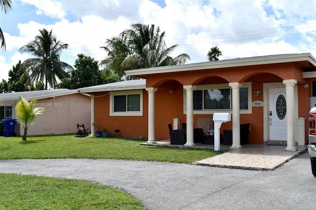 view of front of house with a front lawn