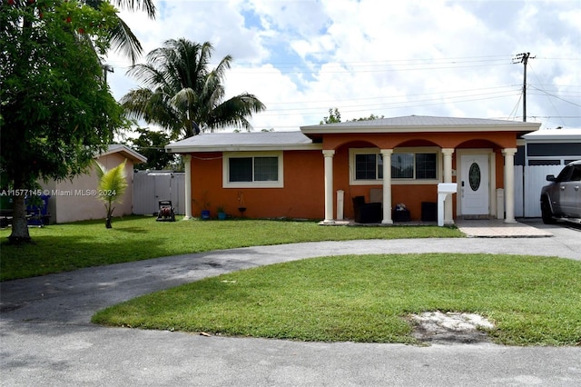 view of front of property featuring a front lawn