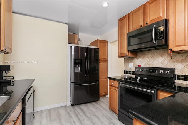 kitchen with electric range oven, tasteful backsplash, light wood-type flooring, black fridge with ice dispenser, and dishwashing machine