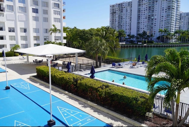 view of swimming pool